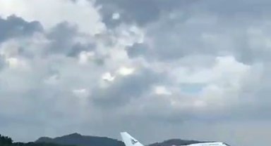 Endonezya'da motoru alev alan yolcu uçağı acil iniş yaptı