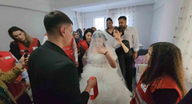 Enkazdan sağ çıkan Hediye hayırseverlerin desteğiyle dünyaevine girdi