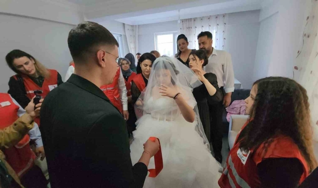 Enkazdan sağ çıkan Hediye hayırseverlerin desteğiyle dünyaevine girdi