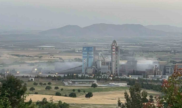 Ergani'de çimento fabrikasından çıkan toz ve duman vatandaşı bezdirdi