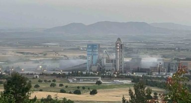 Ergani'de çimento fabrikasından çıkan toz ve duman vatandaşı bezdirdi