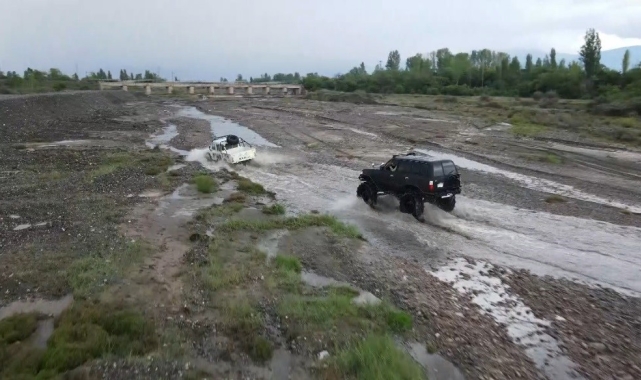 Erzincan'da bol çamurlu derede off road