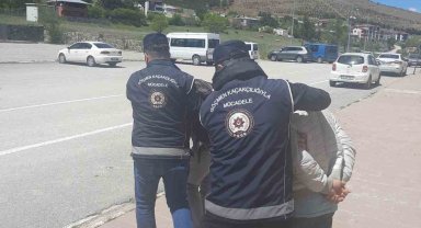 Erzincan'da kaçak göçmen taşıyan 2 kişi tutuklandı