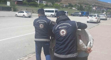 Erzincan'da kaçak göçmen taşıyan 2 kişi tutuklandı