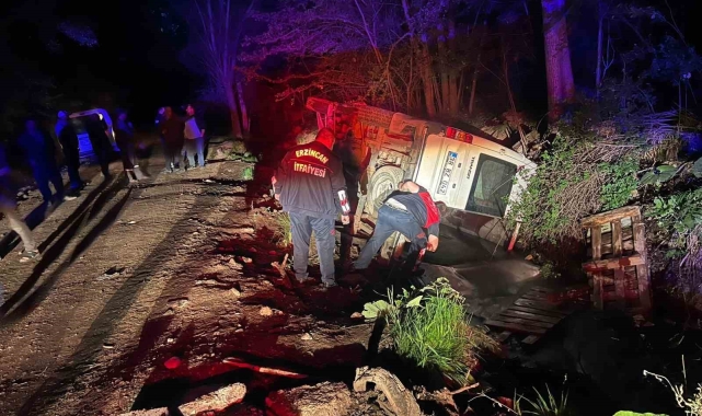 Erzincan'da tarım işçilerini taşıyan minibüs su kanalına devrildi: 6 yaralı