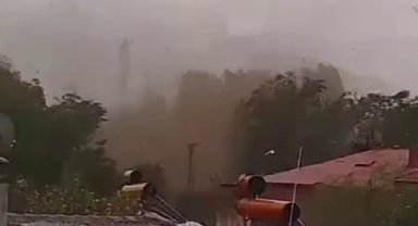 Erzurum'da hortum evlerin çatılarını uçurdu