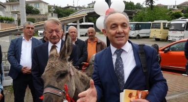 Eşekle köy köy gezip kitap dağıtıyor
