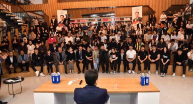 Esenyurt Belediye Başkanı Özer, gençlere kariyer yıllarını anlattı