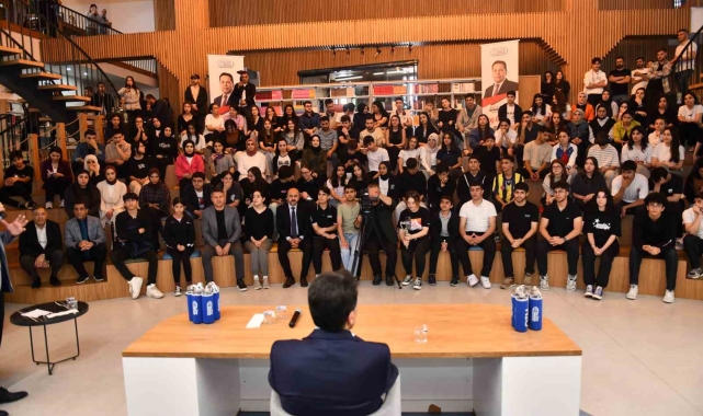 Esenyurt Belediye Başkanı Özer, gençlere kariyer yıllarını anlattı