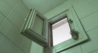 Esenyurt'ta dükkana tuvalet penceresinden giren hırsız pes dedirtti