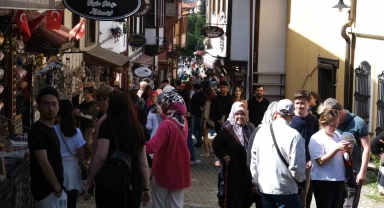 Eskişehir'de yerli turist yoğunluğu esnafın yüzünü güldürdü