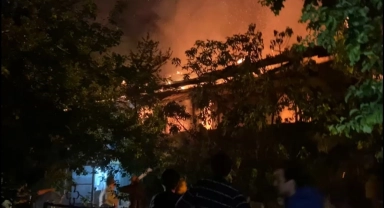 Evdeki yangın tüpü patladı, 2 ahşap bina alev alev yandı