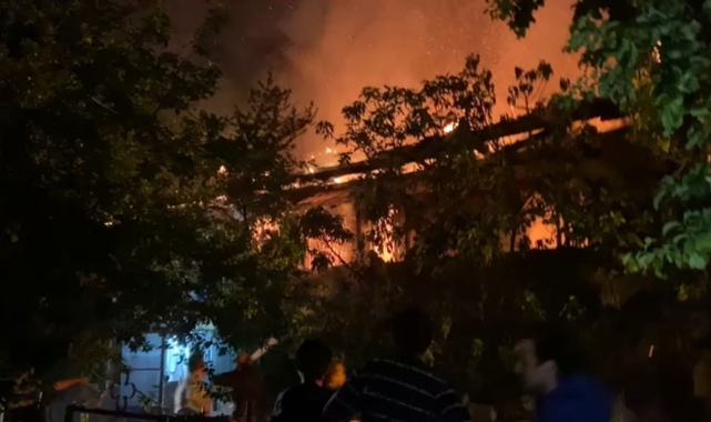 Evdeki yangın tüpü patladı, 2 ahşap bina alev alev yandı