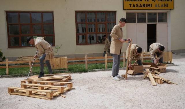 Fabrika gibi lisede arı gibi çalışan öğrenciler atık malzemelerden ahşap eşyalar üretiyorlar