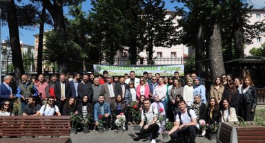 Fakültede 150'den fazla gül diken öğrenciler Hüsniye hocalarını unutmadı