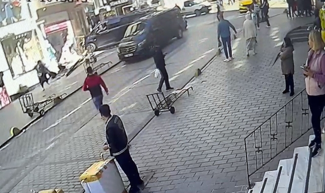 Fatih'te faciadan dönülen kaza kamerada: Kaldırıma çıkan minibüs direği devirip, vitrine çarptı