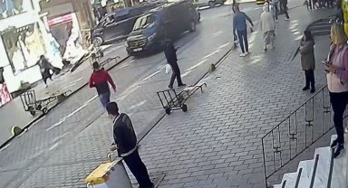 Fatih'te faciadan dönülen kaza kamerada: Kaldırıma çıkan minibüs direği devirip, vitrine çarptı