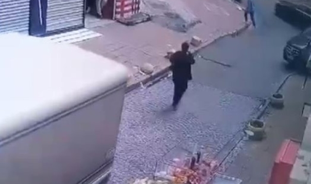 Fatih'te kadın kamyonetin altında metrelerce sürüklendi: Feci kaza kameraya yansıdı
