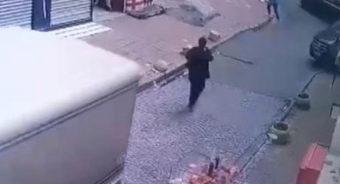 Fatih'te kadın kamyonetin altında metrelerce sürüklendi: Feci kaza kameraya yansıdı