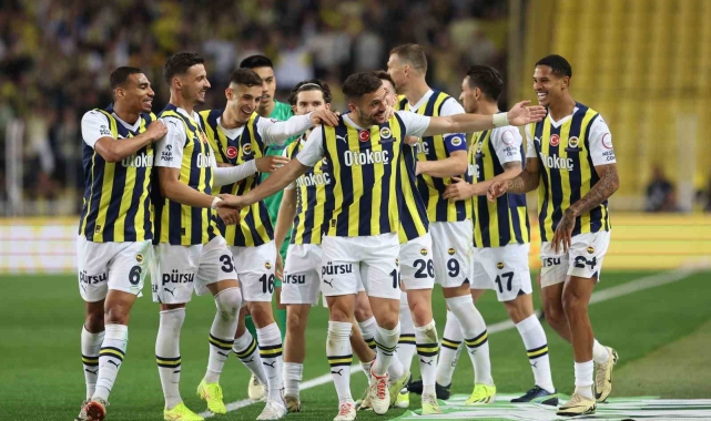 Fenerbahçe, rekorlar kırdığı sezonu kupasız kapattı