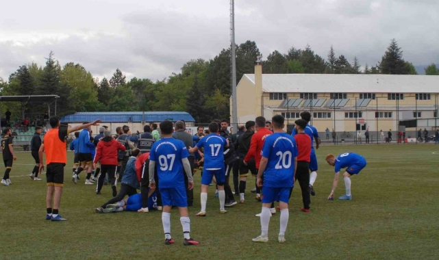 Futbolcular sahada tekme tokat birbirine girdi