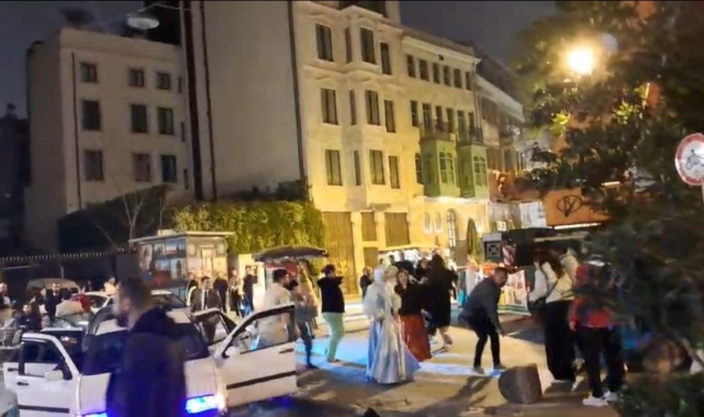 Galata'da "pes" dedirten nişan kutlaması: Hastane yolunu kesip "Erik Dalı" oynadılar