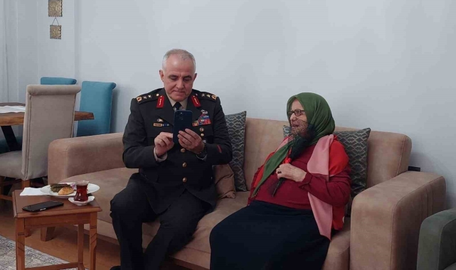 Garnizon Komutanı Ala'dan şehit annesine anlamı ziyaret