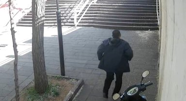 Gaziantep'te bir vatandaş şehitliğin kapısını öptü