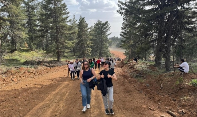Gediz'de gençler Murat Dağı zirvesine tırmandı