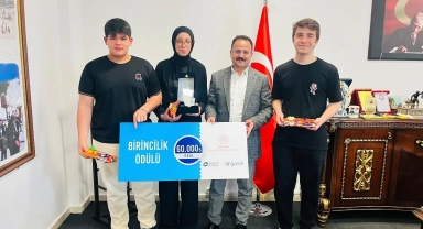 Gediz'de Kaymakam Alkan, başarılı öğrencilerle bir araya geldi