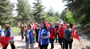 Gençler, ellerindeki Türk bayraklarıyla Ali Dağı'na yürüdü