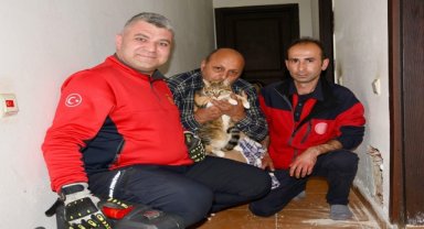 Giresun'da apartman bacasına sıkışan kedi itfaiye tarafından kurtarıldı