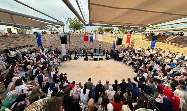 Göbeklitepe'de ziyaretçiler Haidouti Orkestrası eşliğinde halay çekerek eğlendi