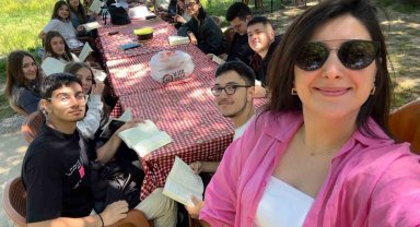 Göl kenarında kitap okudular