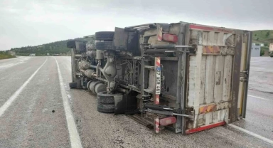 Gölbaşı'nda kamyon devrildi