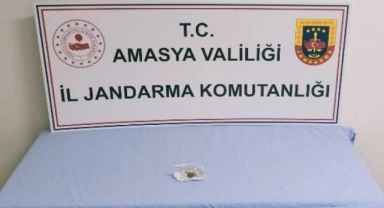 Gümüşhacıköy'de yolcu otobüsündeki bir kişinin üzerinde esrar bulundu