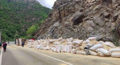 Gümüşhane'de devrilen saman yüklü tırın sürücüsü yaralandı