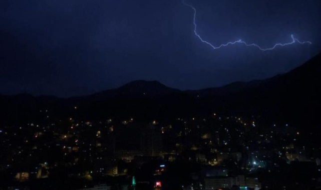 Gümüşhane'de şimşekler geceyi aydınlattı