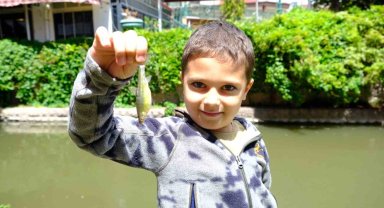 Güzel havayı gören vatandaşlar Porsuk Çayı'nda balık tutmaya çıktı