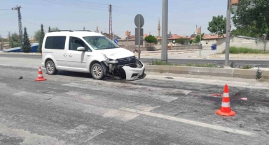 Hafif ticari araç elektrikli bisikletle çarpıştı: 2 yaralı