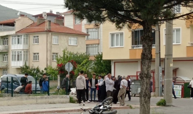 Hafif ticari araç ile motosiklet çarpıştı: 3 yaralı