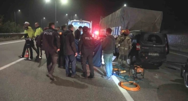 Hafif ticari araç tıra ok gibi saplandı: 1 ölü