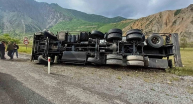 Hakkari'de yakıt tankeri yan yattı