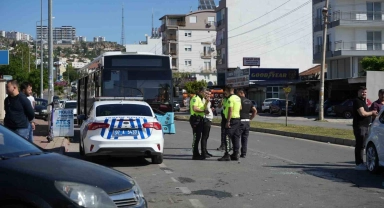 Halk otobüsü trafik ışıklarında bekleyen araçların arasına daldı: 3 yaralı