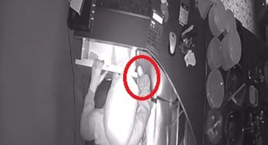 Harçlık aldığı kafeyi soyan tek elli hırsız kamerada