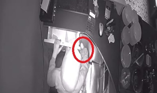 Harçlık aldığı kafeyi soyan tek elli hırsız kamerada