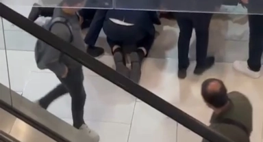 Hastanede kendine jiletle zarar verdi, güvenlikler son anda yetişti