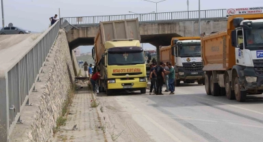 Hatay'da hafriyat kamyonu üst geçitten yola uçtu: 1 yaralı