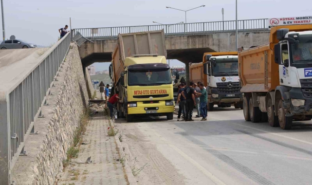 Hatay'da hafriyat kamyonu üst geçitten yola uçtu: 1 yaralı