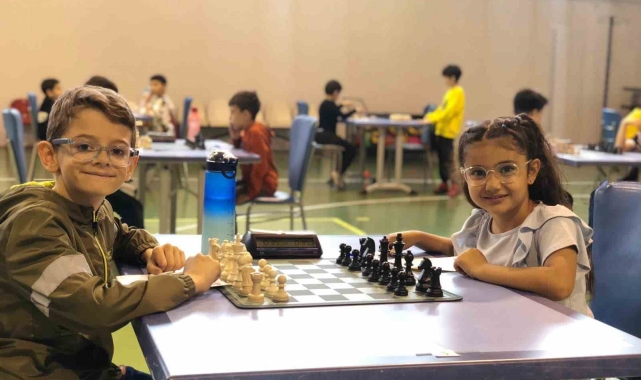 Hayatını kaybeden satranç sporcusu için oradaydılar